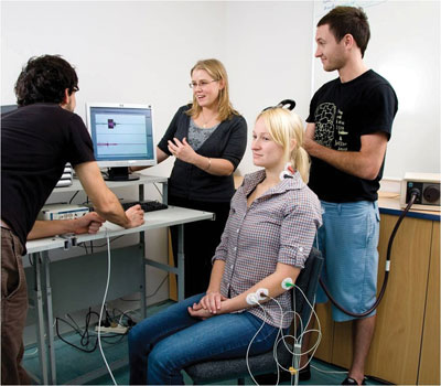 Heidi-in-lab-with-students